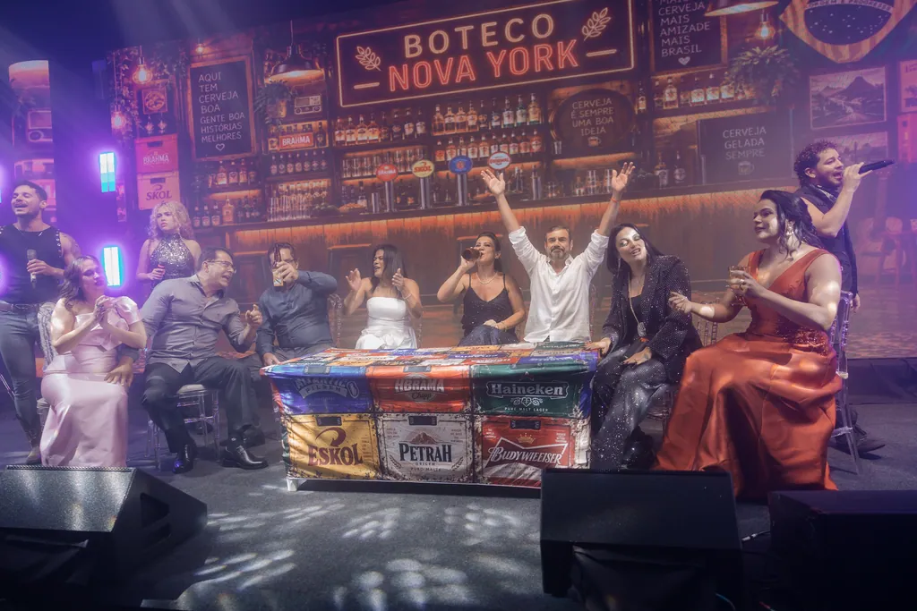 Cenário Boteco Nova York com convidados à mesa cantando junto