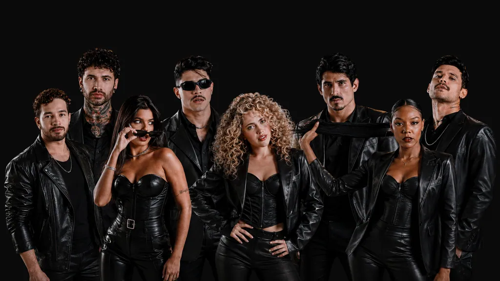 Os artistas da Nova York em estúdio, todos de couro preto